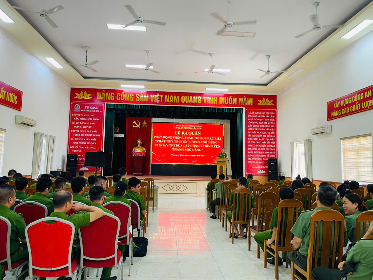 Công an phường Lê Chân ra quân hưởng ứng đợt thi đua đặc biệt “Phát huy truyền thống anh hùng - 95 ngày thi đua lập công vì bình yên thành phố Cảng”